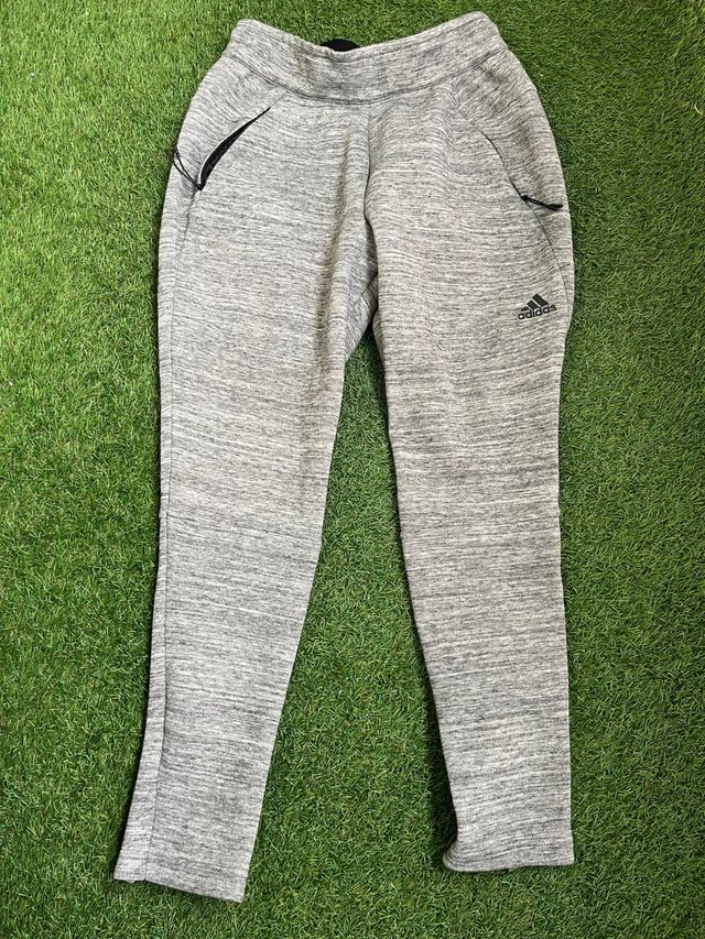 Pantalón chándal Adidas gris