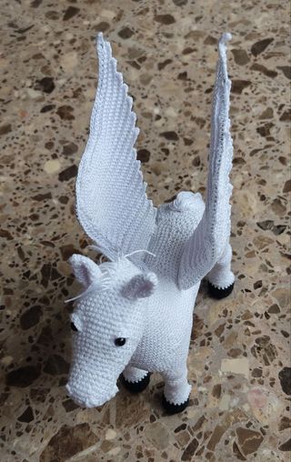 Pegaso de ganchillo blanco