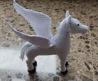 Pegaso de ganchillo blanco