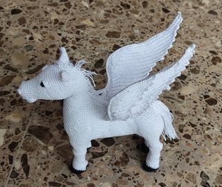 Pegaso de ganchillo blanco