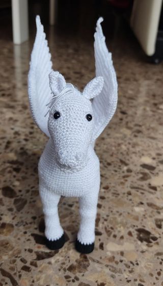 Pegaso de ganchillo blanco