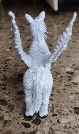 Pegaso de ganchillo blanco