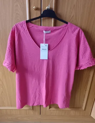 Camiseta rosa con detalles