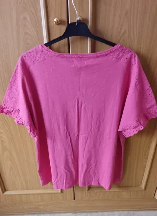 Camiseta rosa con detalles