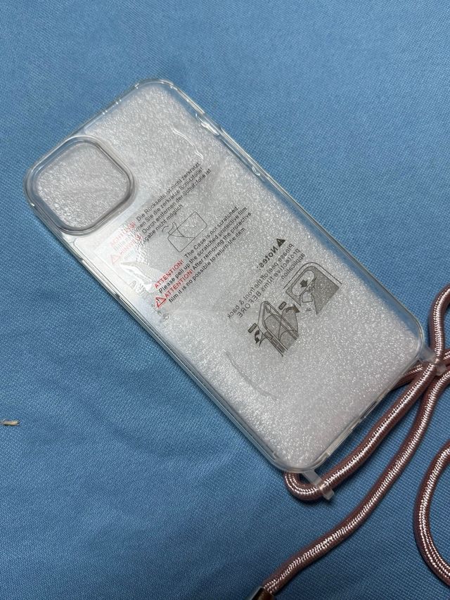 Funda iPhone 15 Plus Transparente + Cordón rosa