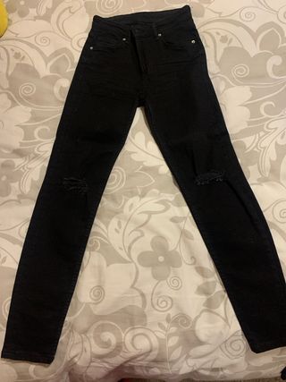 Pantalones Bershka negros rotos talla S