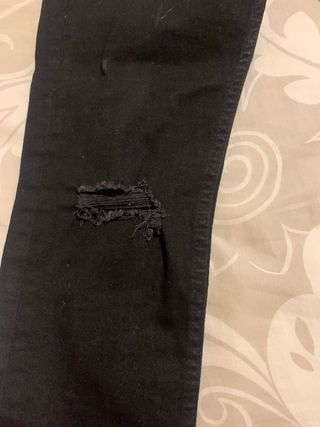 Pantalones Bershka negros rotos talla S