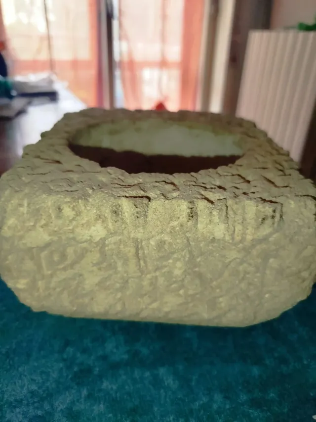 Vaso in pietra grezza. 17x20x10h