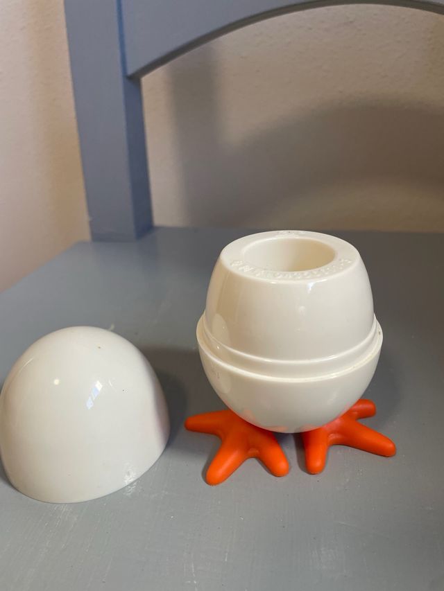 Huevera di plastico con zampe di pollo