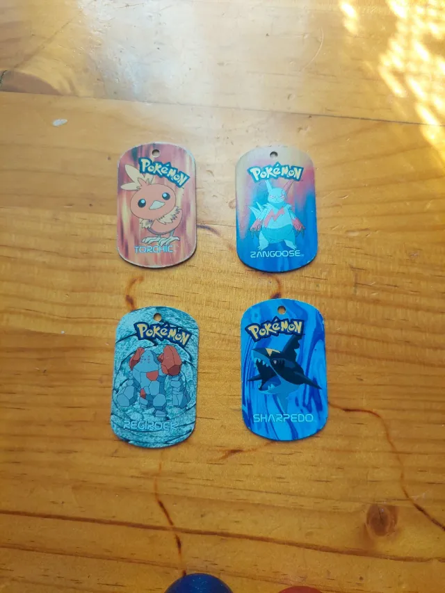 Chapas Pokémon Torchic, Zangoose, Regirock, Sharpe