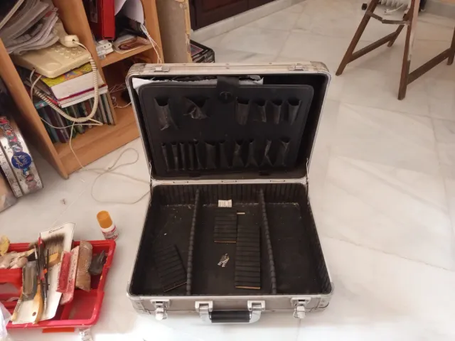 Maletín con planas de estuco y accesorios de decor