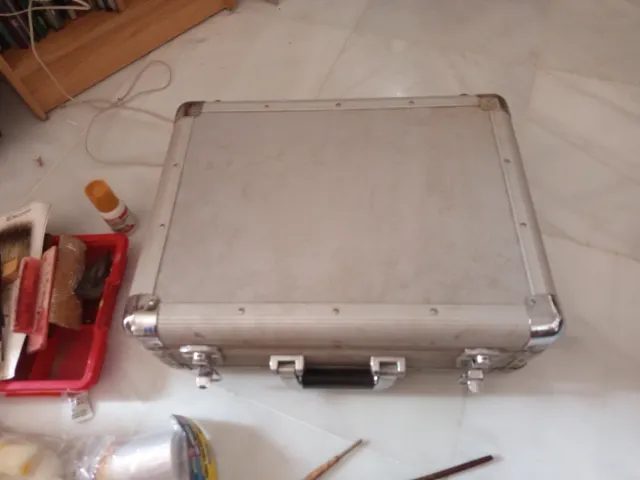 Maletín con planas de estuco y accesorios de decor