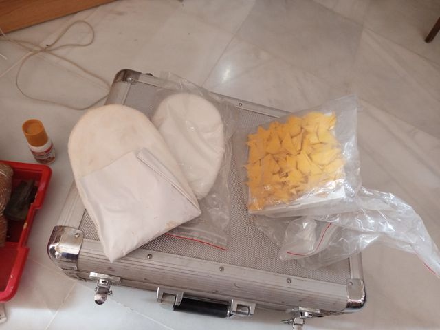 Maletín con planas de estuco y accesorios de decor