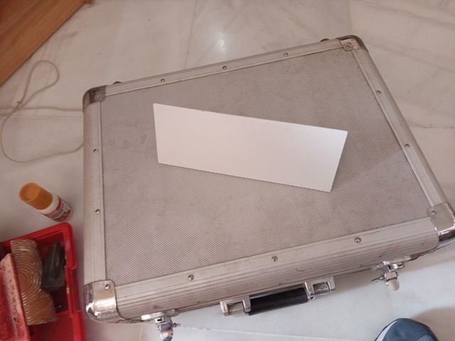 Maletín con planas de estuco y accesorios de decor