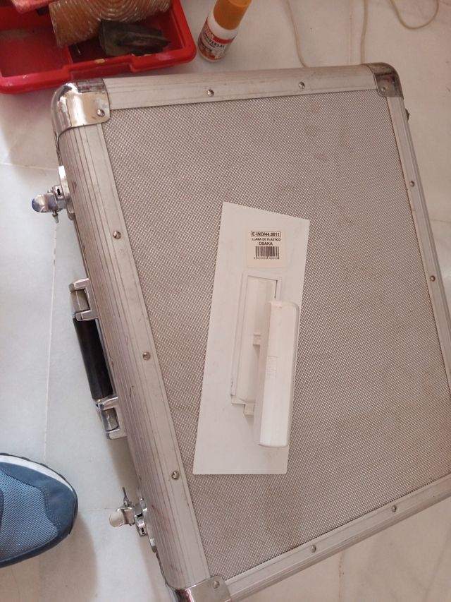 Maletín con planas de estuco y accesorios de decor