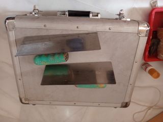 Maletín con planas de estuco y accesorios de decor