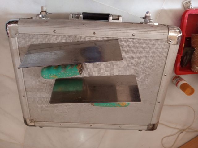 Maletín con planas de estuco y accesorios de decor