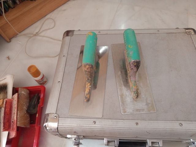 Maletín con planas de estuco y accesorios de decor