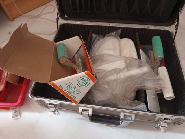 Maletín con planas de estuco y accesorios de decor