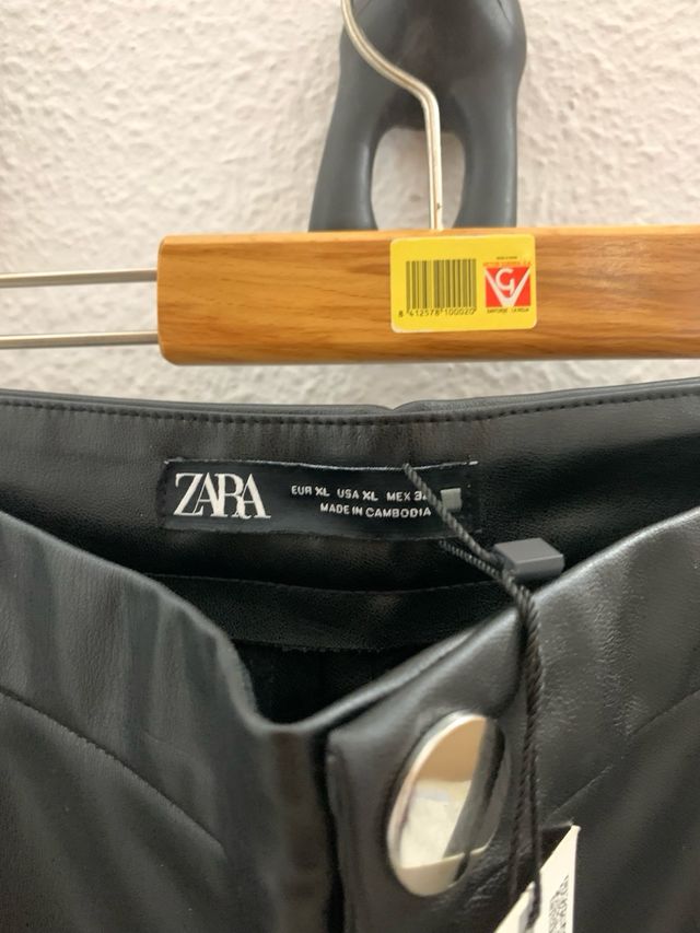 Pantalones Zara efecto piel negros Talla XL
