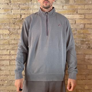 Suéter gris con cremallera