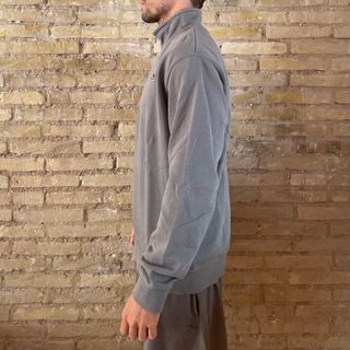 Suéter gris con cremallera