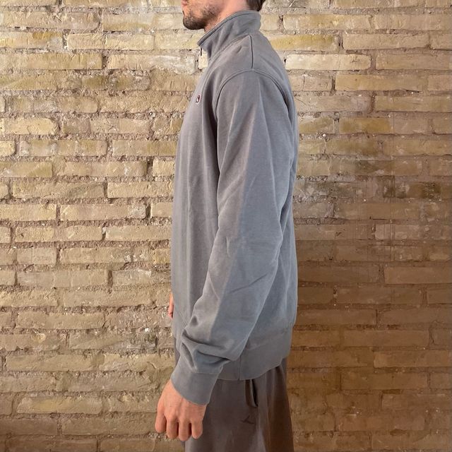 Suéter gris con cremallera