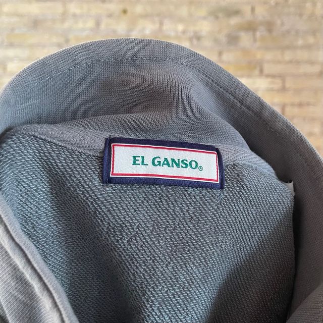 Suéter gris con cremallera