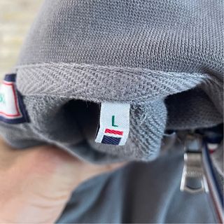 Suéter gris con cremallera