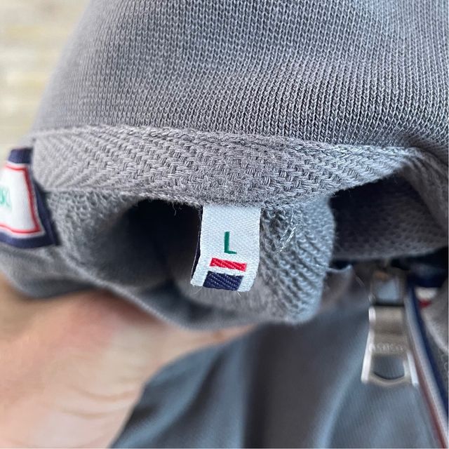 Suéter gris con cremallera