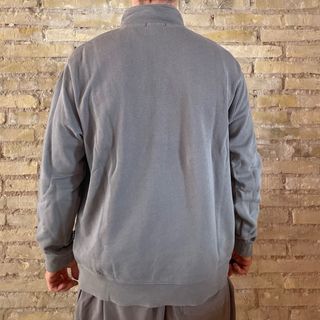 Suéter gris con cremallera