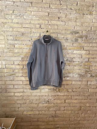 Suéter gris con cremallera
