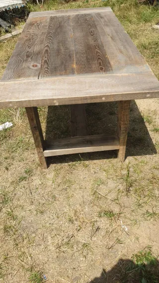 Mesa de madera rústica recuperada