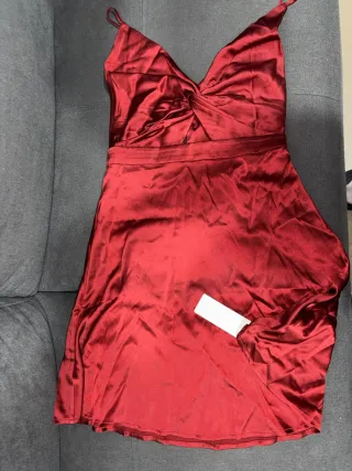 Vestido rojo satinado de fiesta