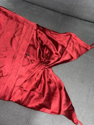 Vestido rojo satinado de fiesta