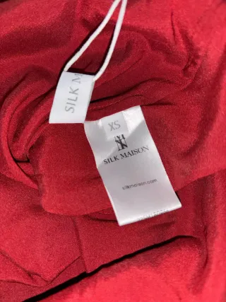 Vestido rojo satinado de fiesta