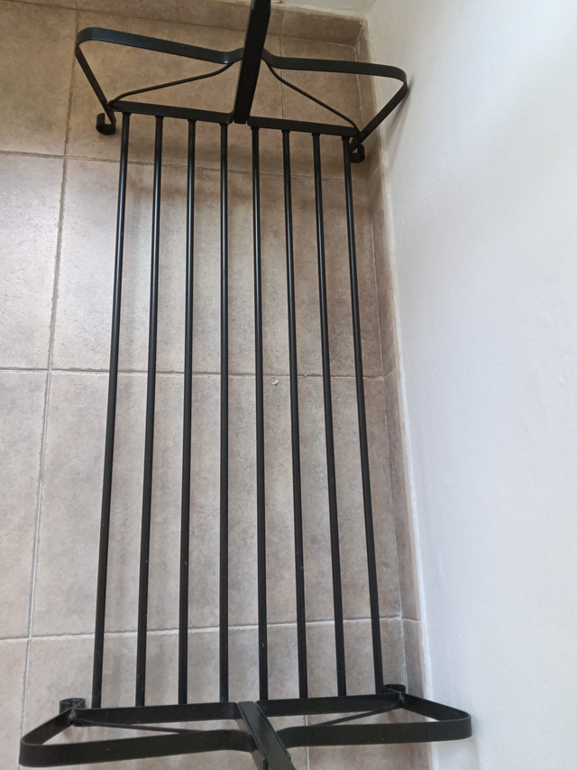 Burro perchero de hierro negro