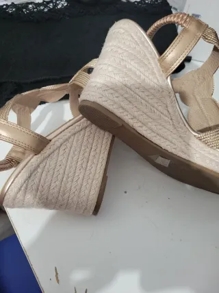 Sandalias cuña beige y doradas