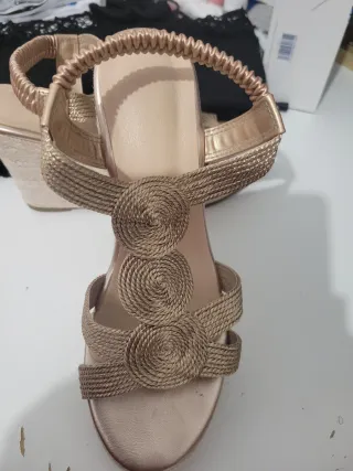 Sandalias cuña beige y doradas
