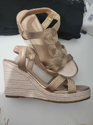 Sandalias cuña beige y doradas