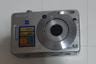 Cámara Sony Cyber-shot plateada