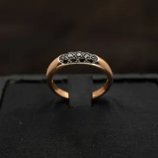 Anillo con “pavé” de forma oval con pequeños diama