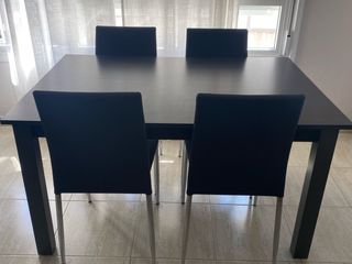 Mesa comedor extensible con 4 sillas negras