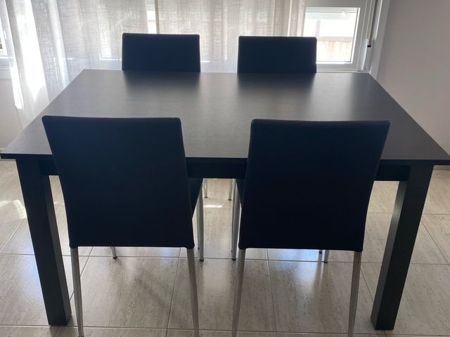 Mesa comedor extensible con 4 sillas negras