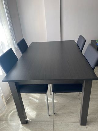 Mesa comedor extensible con 4 sillas negras