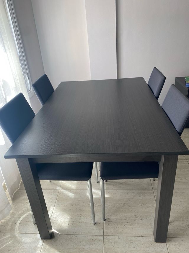 Mesa comedor extensible con 4 sillas negras