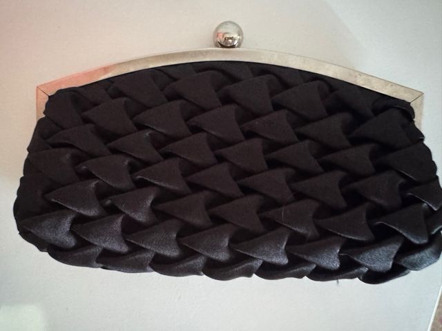 Bolso de mano negro festoneado