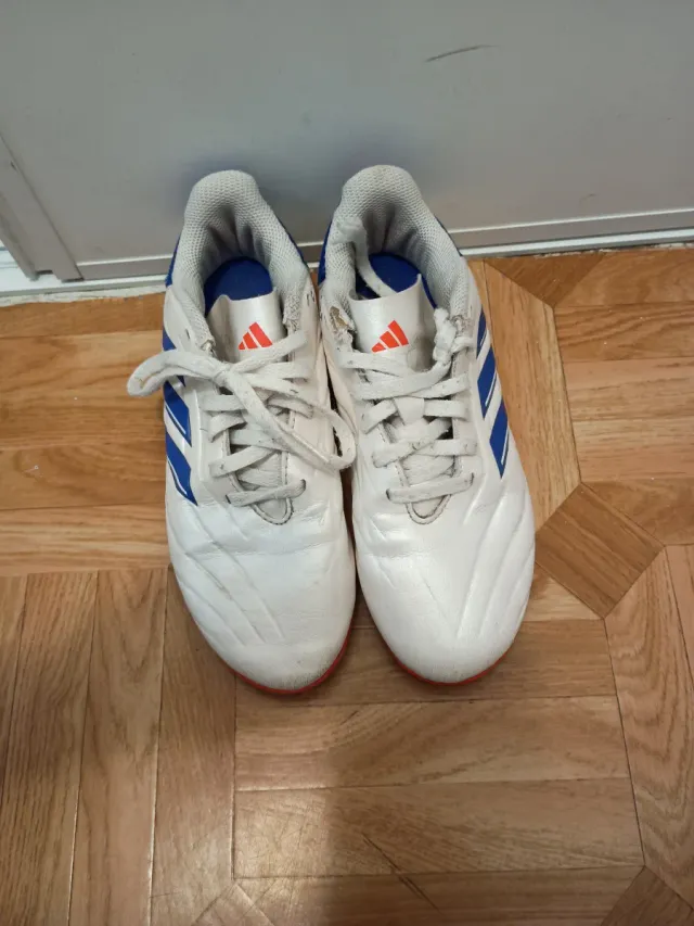 Botas de fútbol Adidas blancas y azules