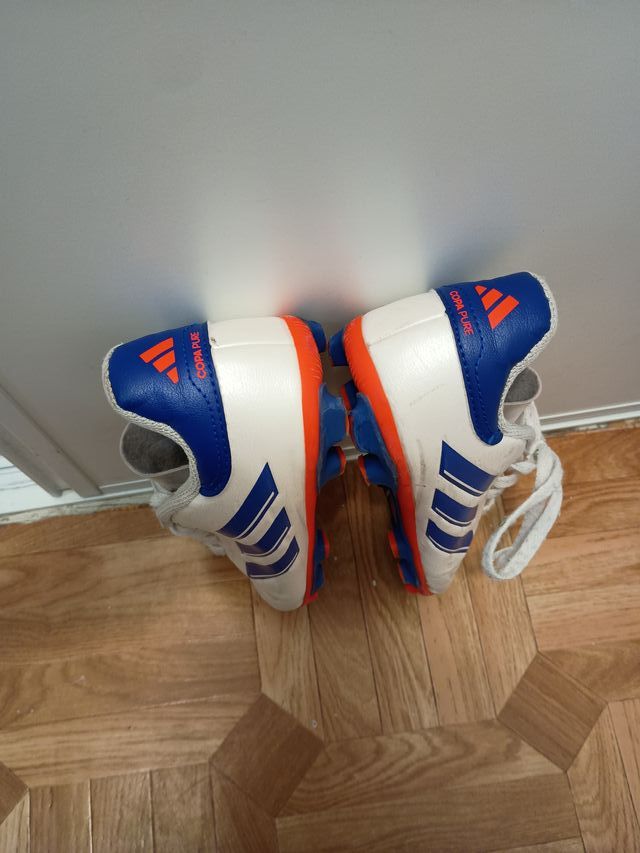 Botas de fútbol Adidas blancas y azules