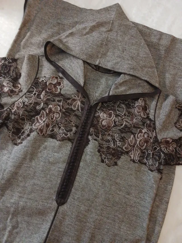 Jalaba de manos con bordado floral